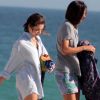 Bruna Linzmeyer deixa pernas à mostra em passeio na praia com a namorada