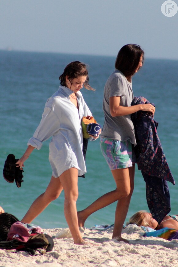 Bruna Linzmeyer deixa pernas à mostra em passeio na praia com a namorada