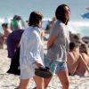 Bruna Linzmeyer deixa praia do Rio com a namorada