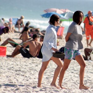 Bruna Linzmeyer aproveita folga na agenda para se bronzear com a namorada em praia da Cidade Maravilhosa