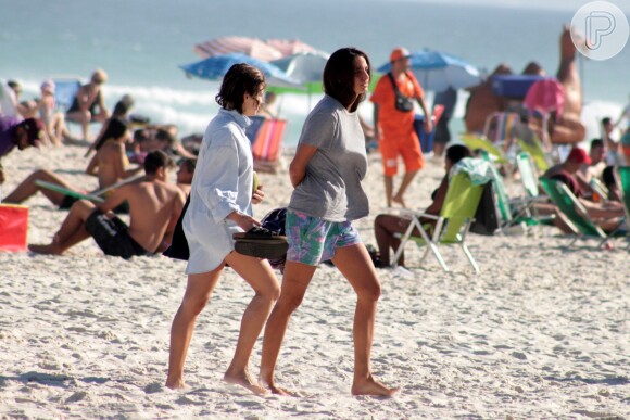 Bruna Linzmeyer aproveita folga na agenda para se bronzear com a namorada em praia da Cidade Maravilhosa