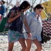 Bruna Linzmeyer curte folga de novela em praia carioca com a namorada