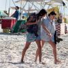 Bruna Linzmeyer vai á praia de mãos dadas com a namorada. Veja fotos feitas neste domingo, 04 de junho de 2017