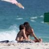 Bruna Linzmeyer e a namorada se beijam enquanto curtem o dia ensolarado na praia da Barra da Tijuca, Zona Oeste do Rio de Janeiro