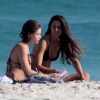 Bruna Linzmeyer conversa com a namorada durante tarde na praia