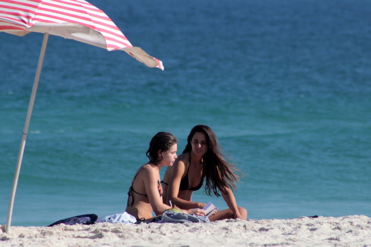 Foto Bruna Linzmeyer Conversa Com A Namorada Durante Tarde Na Praia Purepeople