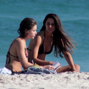 Bruna Linzmeyer conversa com a namorada durante tarde na praia