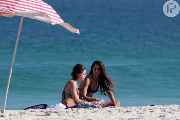Bruna Linzmeyer conversa com a namorada durante tarde na praia