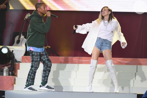 Miley Cyrus canta com Pharrell Williams em show