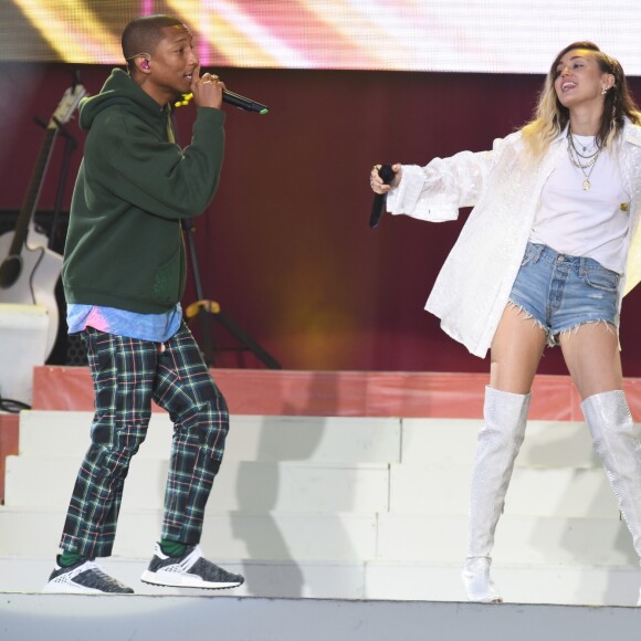 Miley Cyrus canta com Pharrell Williams em show
