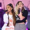 Ariana Grande canta com Miley Cyrus em show em homenagem às vítimas do atentado de Manchester, na Inglaterra, em 4 de junho de 2017