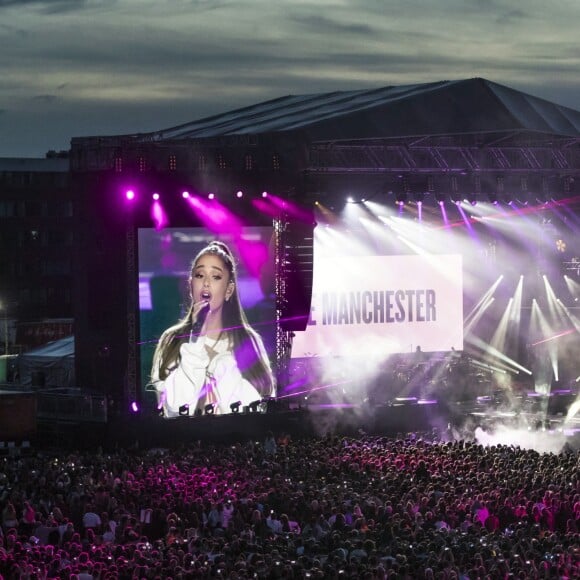 Artistas se unem para show em homenagem às vítimas do atentado de Manchester, na Inglaterra