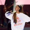 Ariana Grande se apresenta em homenagem às vítimas do ataque terrorista durante seu show em Manchester, no último dia 22