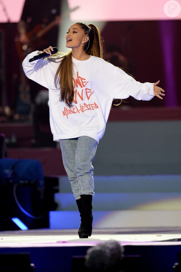 Ariana Grande se apresenta em homenagem às vítimas do ataque terrorista durante seu show em Manchester, no último dia 22