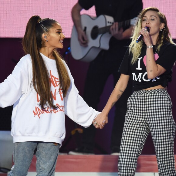 Ariana Grande faz dueto com Miley Cyrus em show em Manchester, na Inglaterra