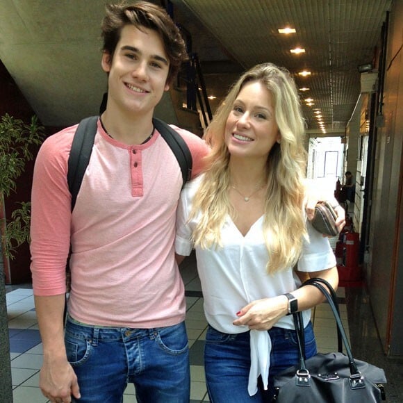 Giselle Prattes, mãe de Nicolas Prattes, tietou Tom Hanks em rede social: 'Quando seu ator preferido assiste a peça do seu lado... Eu e Nicolas em choque'




