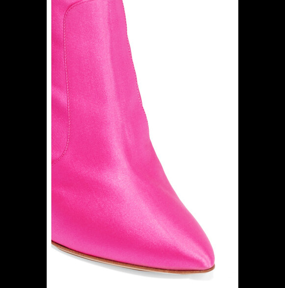A bota cor-de-rosa escolhida por Anitta para a premiação MTV Millennials é feita em cetim com couro