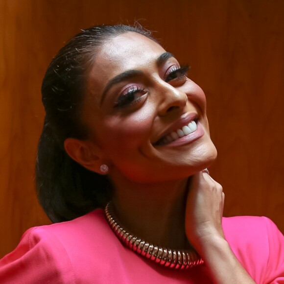 Juliana Paes lembrou em entrevista a Matheus Mazzafera que deu o primeiro beijo aos 15 anos: 'Bitoquinha'