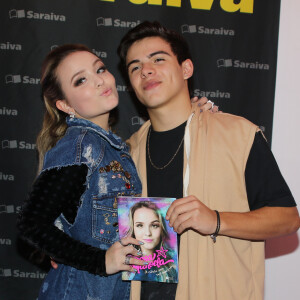 Larissa Manoela recebeu o namorado, Thomaz Costa, no lançamento do seu livro