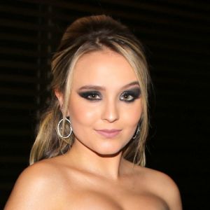 Larissa Manoela se considera teimosa, afirma já pensado em abandonado a carreira e conta ter mudado hábitos alimentares