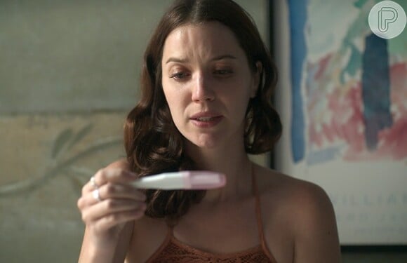 No final da novela 'Rock Story', Júlia (Nathalia Dill) faz teste que comprova que ela será mãe de gêmeas