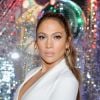 Jennifer Lopez foi auxiliada por dançarinos para conseguir se levantar