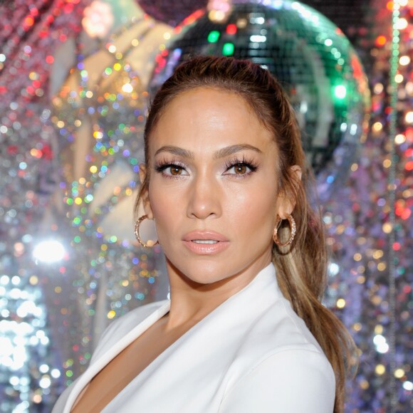 Jennifer Lopez foi auxiliada por dançarinos para conseguir se levantar