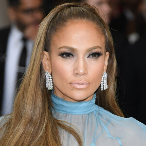 Jennifer Lopez ficou 'travada' em coreografia e dançarinos a ajudaram a levantar