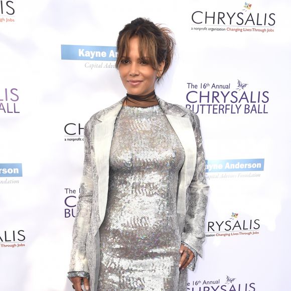 Halle Berry se pronunciou sobre a barriguinha saliente em seu Instagram