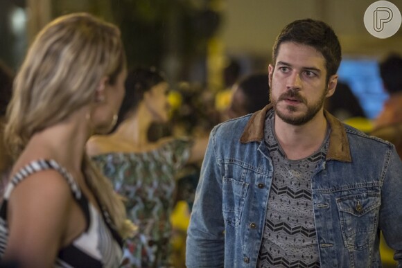 Zeca (Marco Pigossi) faz uma surpresa para Jeiza (Paolla Oliveira) e conta que pegou seus documentos para dar entrada nos papeis do casamento, na novela 'A Força do Querer'