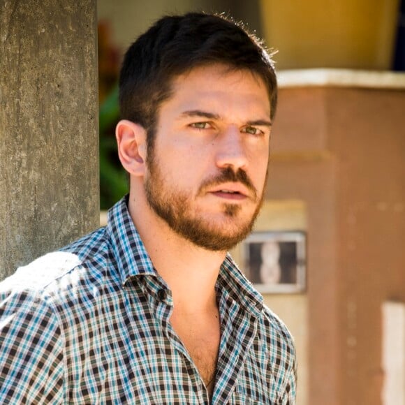 Zeca (Marco Pigossi) afirma que não vai reatar com Jeiza (Paolla Oliveira), mas vai escondido à luta dela, na novela 'A Força do Querer'