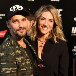 Bruno Gagliasso e a mulher, Giovanna Ewbank, preferiram assistir as lutas de casa