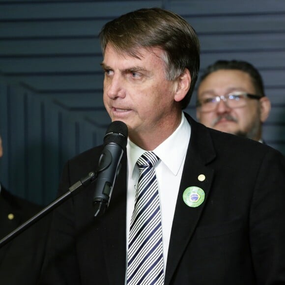 Jair Bolsonaro foi convidado para o evento e sentaria perto do casal, o que motivou eles a irem para casa