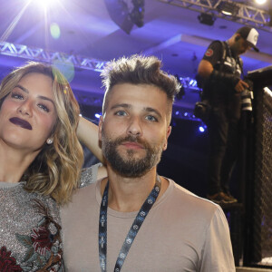 Bruno Gagliasso e Giovanna Ewbank preferiram ver a luta de casa