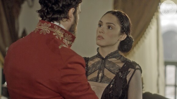 Em casa, Thomas (Gabriel Braga Nunes) tenta intimidar Anna (Isabelle Drummond), na novela 'Novo Mundo'