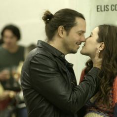 Gui (Vladimir Brichta) e Júlia (Nathalia Dill) se beijam no lançamento do filme baseado no livro da mocinha, no último capítulo da novela 'Rock Story'
