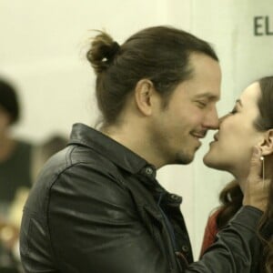 Gui (Vladimir Brichta) e Júlia (Nathalia Dill) se beijam no lançamento do filme baseado no livro da mocinha, no último capítulo da novela 'Rock Story'