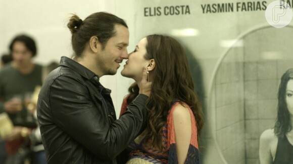 Gui (Vladimir Brichta) e Júlia (Nathalia Dill) se beijam no lançamento do filme baseado no livro da mocinha, no último capítulo da novela 'Rock Story'