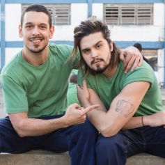 Luan Santana participou do último capítulo da novela 'Rock Story' como um presidiário talentoso, colega de Lázaro (João Vicente de Castro)