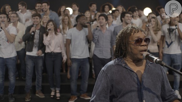 O cantor Milton Nascimento participou da cena final do último capítulo da novela 'Rock Story'