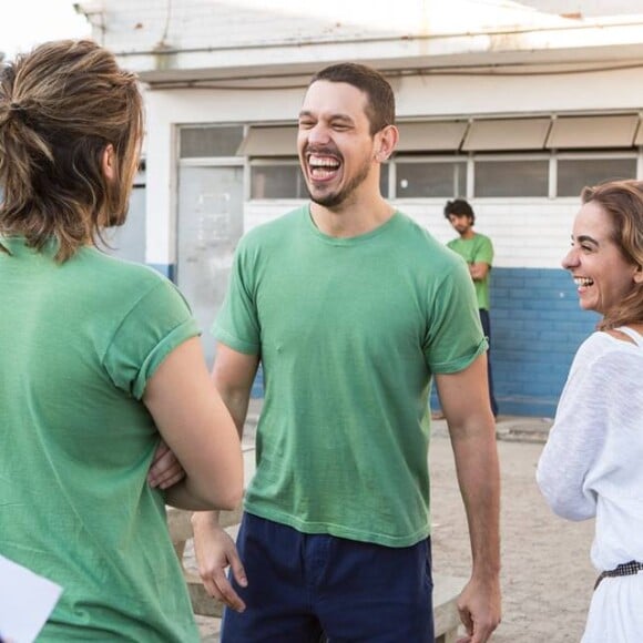 Luan Santana se diverte com a diretora Maria de Médicis e João Vicente de Castro nos bastidores de 'Rock Story'