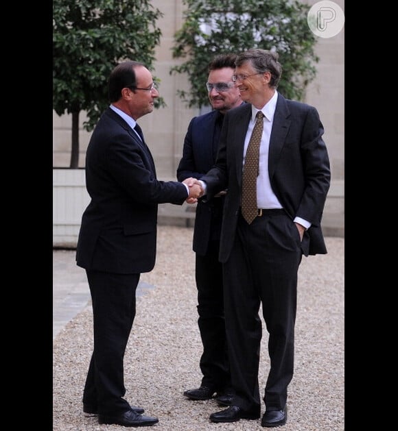 Em 2012, Bono foi visitar a França com Bill Gates; o bilioário cumprimentou o presidente do país, François Hollande