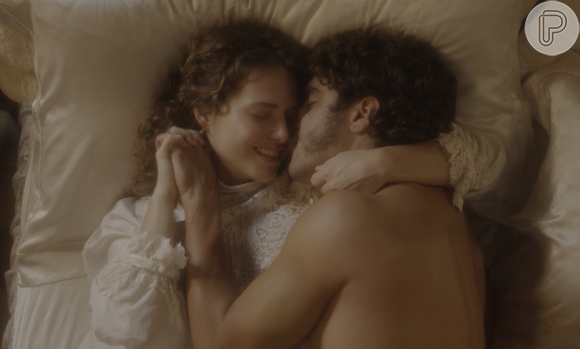 Dom Pedro (Caio Castro) e Leopoldina (Letícia Colin) se beijam e transam, na novela 'Novo Mundo'