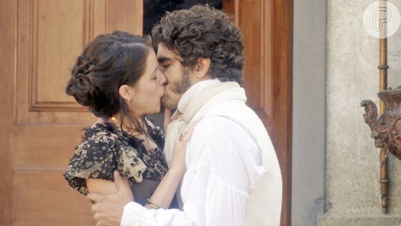 Dom Pedro (Caio Castro) se encontra com Domitila (Agatha Moreira) na casa que deu de presente para a amante, na novela 'Novo Mundo'