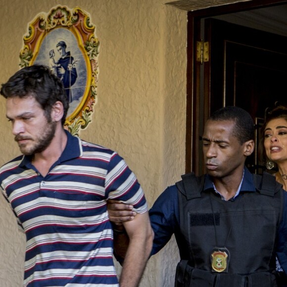 Bibi (Juliana Paes) se desespera ao ver o marido ser preso, na novela 'A Força do Querer'