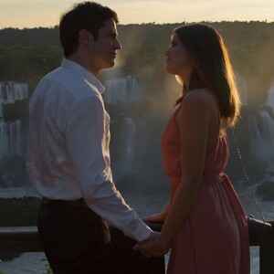 Luiza (Camila Queiroz) e Eric (Mateus Solano) se apaixonaram à primeira vista, no primeiro capítulo da novela 'Pega Pega'
