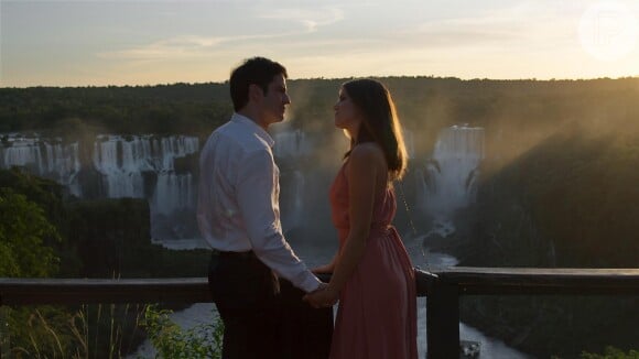 Luiza (Camila Queiroz) e Eric (Mateus Solano) se apaixonaram à primeira vista, no primeiro capítulo da novela 'Pega Pega'