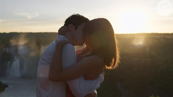 Luiza (Camila Queiroz) e Eric (Mateus Solano) trocam o primeiro beijo no primeiro capítulo da novela 'Pega Pega'