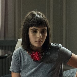 Bebeth (Valentina Herszage) faz amizade com o canguru de pelúcia da companhia de teatro de bonesco, que conversa com ela, na novela 'Pega Pega'