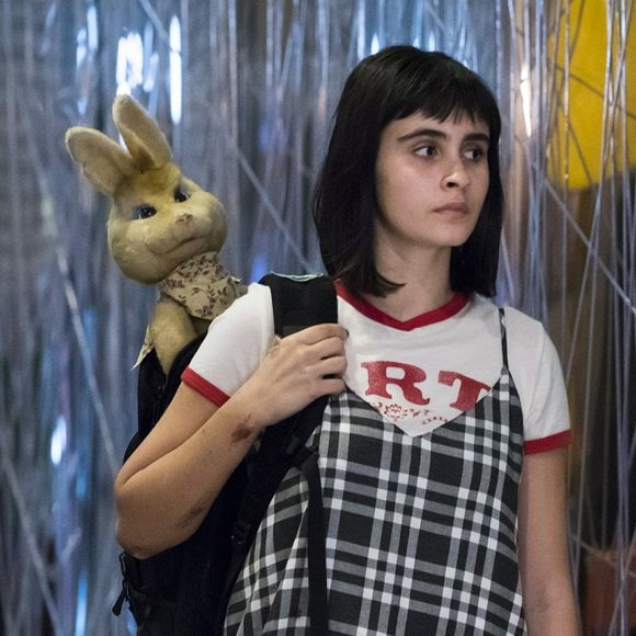 A interação de Bebeth (Valentina Herszage) com um canguru de pelúcia animado chamou atenção para o lúdico na estreia da novela 'Pega Pega', em 6 de junho de 2017